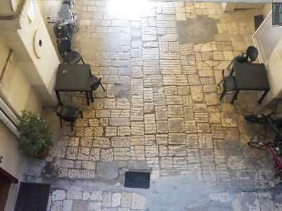 ...abbiamo infine la visione dall�alto del cortile interno, l� dove un tempo �u calandr�idde� celebrava e magnificava la bont� del suo vino